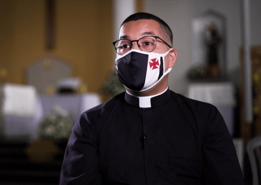 Padre que viralizou na internet visita São Januário