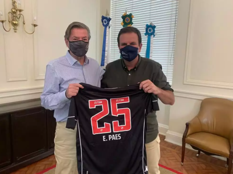 Salgado presenteia Eduardo Paes com camisa do Vasco