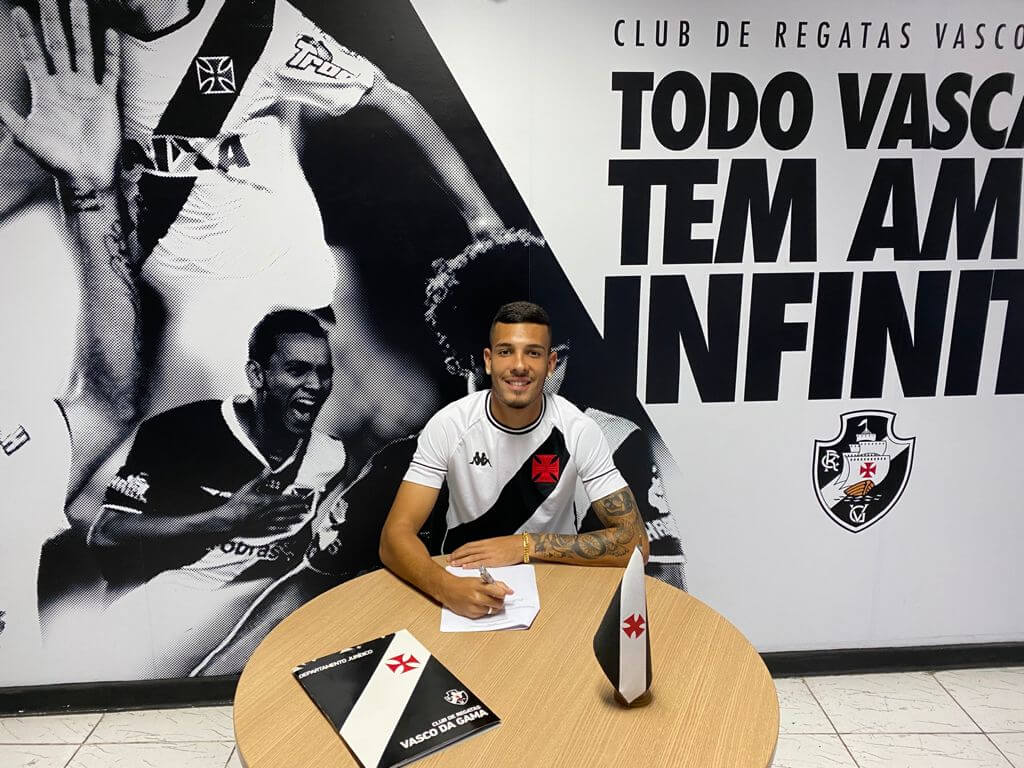 Vasco renova com o zagueiro Zé Vitor