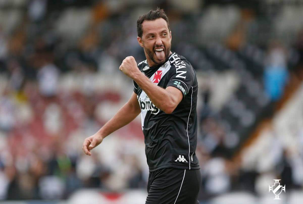 Com menos um em campo, Vasco vence o Brusque por 1×0 e respira no Brasileirão