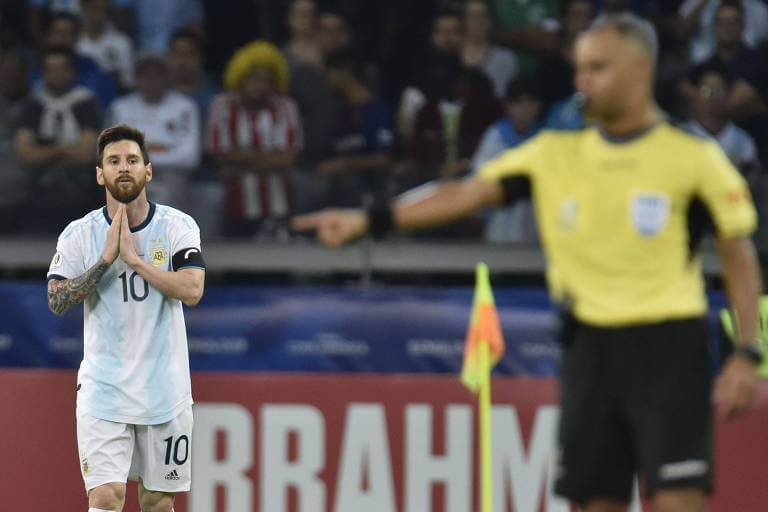 Messi critica Wilton Pereira Sampaio, que apitou Argentina 1 x 0 Peru e comandará Vasco x Coritiba
