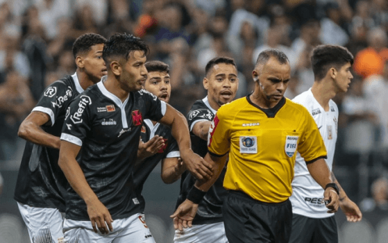 Wilton Pereira Sampaio, árbitro de Vasco x Coritiba, foi responsável por CBF admitir erro em jogo contra o Cruzmaltino