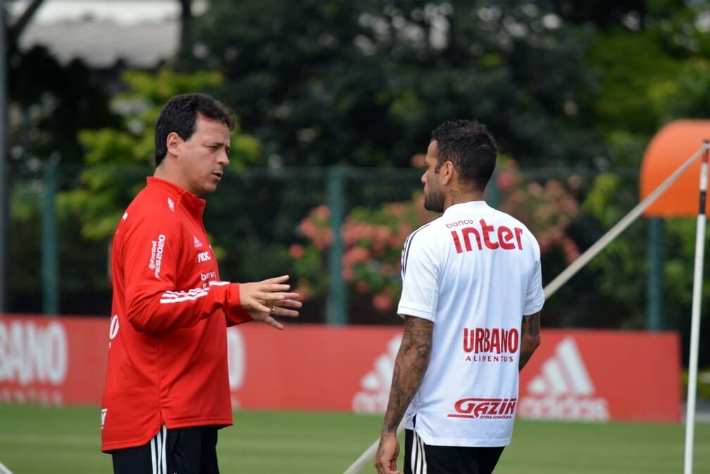 Livre no mercado, Daniel Alves faz elogios ao trabalho de Fernando Diniz