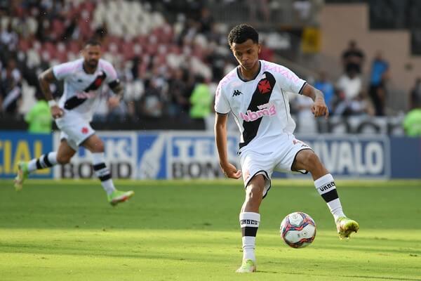 Leandro Castán elogia atuação de Riquelme e exalta qualidade do menino: “É um fenômeno, joga muita bola mesmo”