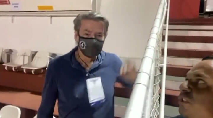 Torcedor questiona Jorge Salgado por temporada ruim do Vasco, que responde: ”A culpa é de quem?”