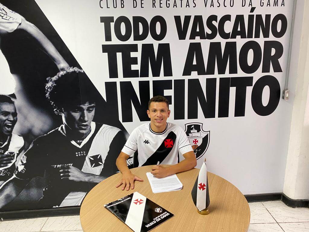 Base: Por empréstimo, Vasco assina contrato com lateral-esquerdo Matheus