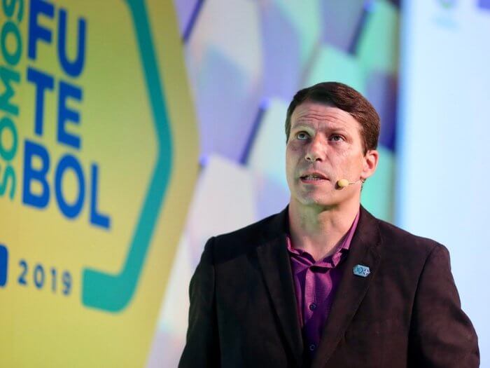 CBF demite Leonardo Gaciba do comando da Comissão de Arbitragem