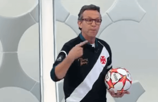 Neto recebe camisa do Vasco de Mauro Galvão e se emociona