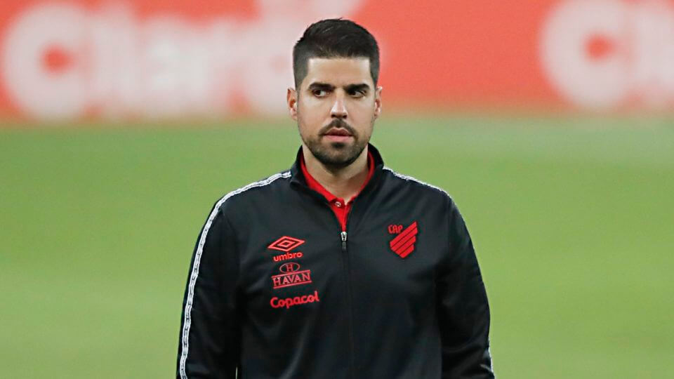 Procurado pelo Vasco em setembro, técnico António Oliveira diz que tem vontade enorme de voltar ao Brasil e recolocar mais uma equipe na rota dos títulos