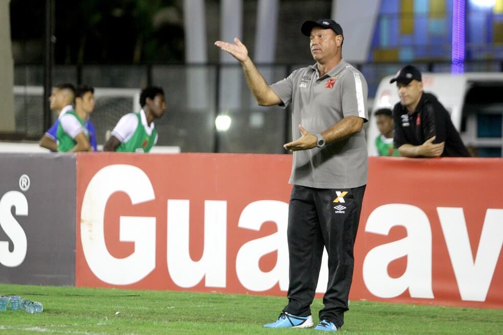 Técnico Marcus Alexandre rechaça volta a base e admite desejo de trabalhar no profissional do Vasco