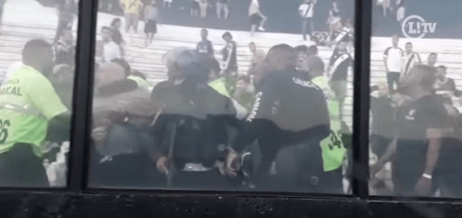 Vídeo mostra torcedor sendo imobilizado por seguranças após confusão em São Januário; assista