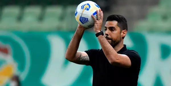 Antes de fechar com Fernando Diniz, Vasco chegou a procurar o técnico português António Oliveira