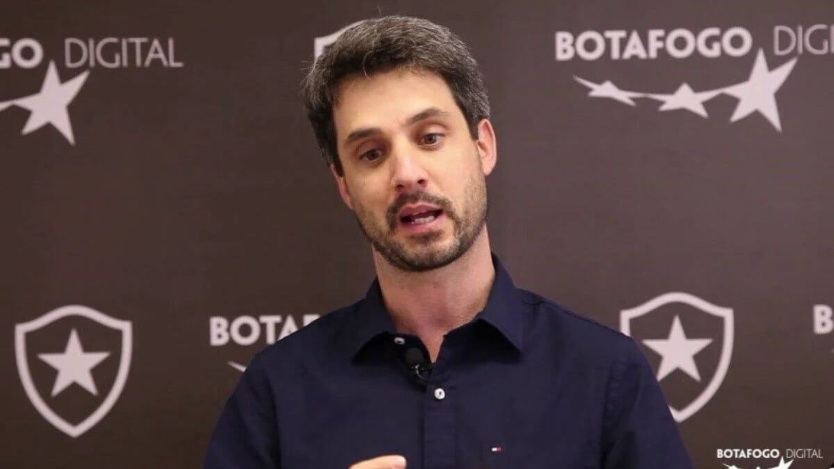 Diretor do Botafogo, Eduardo Freeland admite procura do Vasco