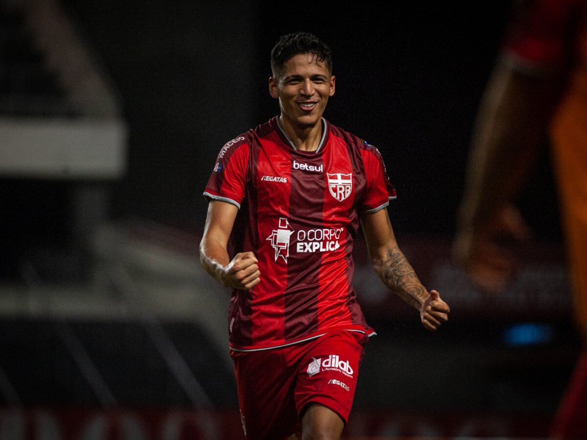 Em reformulação de elenco, Vasco faz boa proposta por zagueiro