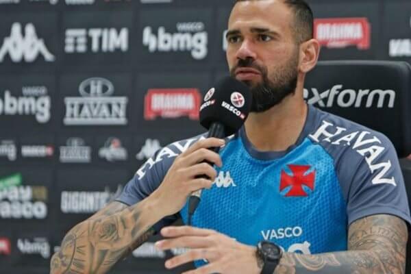 Leandro Castán faz publicação sobre título do Corinthians em 2011 e torcida do Vasco se irrita nas redes sociais