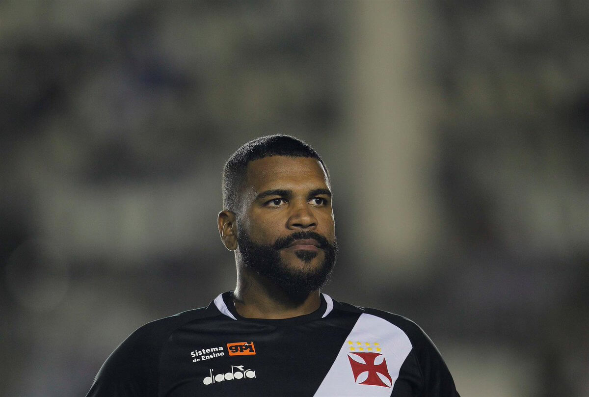 Perícia aponta que trabalho no Vasco agravou lesões de Breno, que cobra valor milionário na Justiça