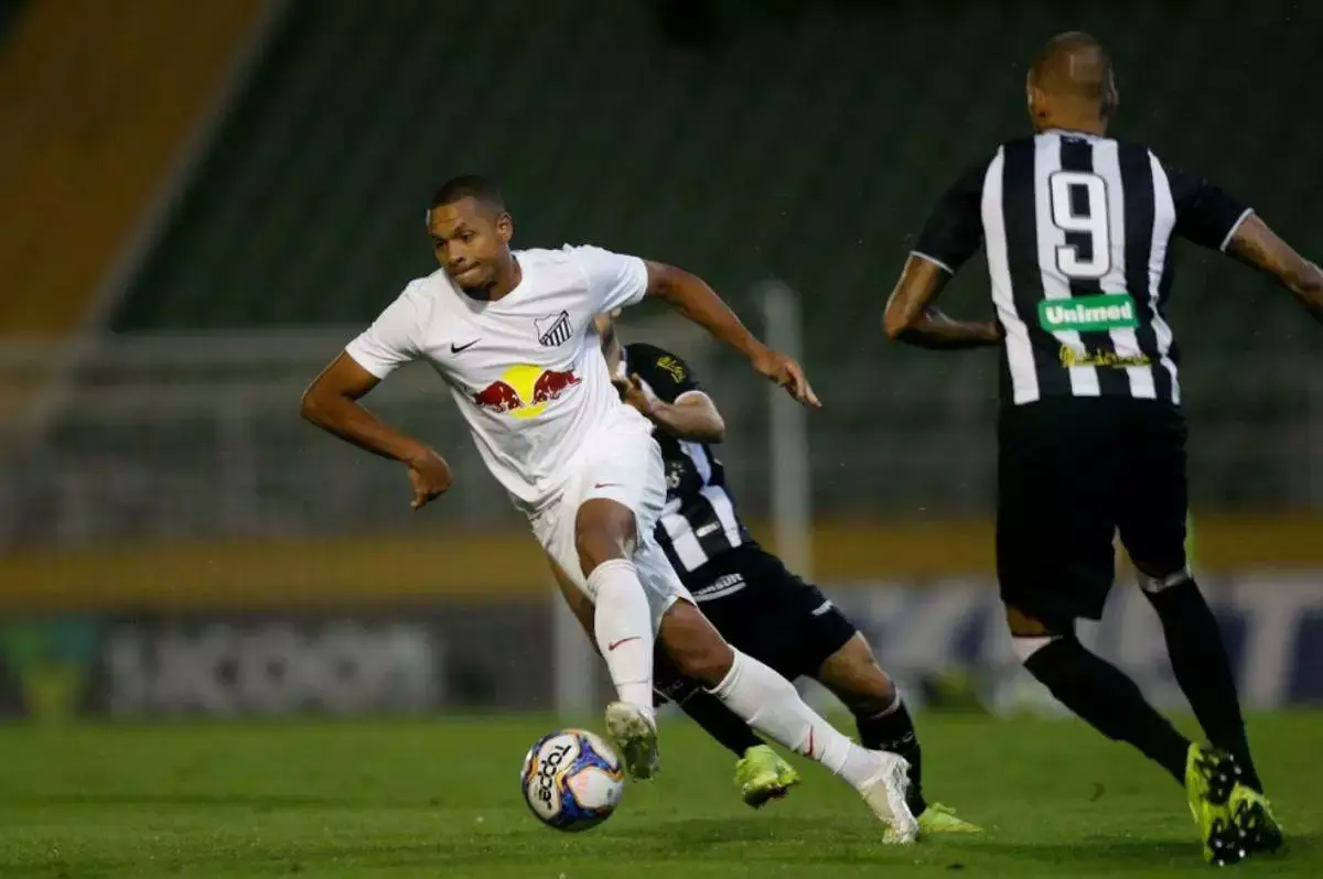 Lateral-esquerdo Edimar é mais um reforço do Vasco