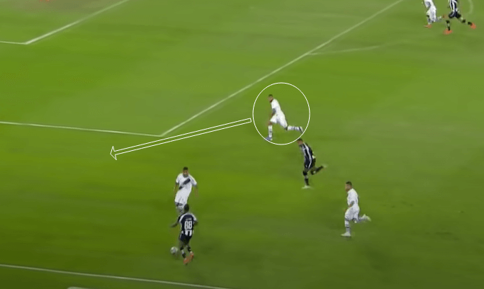 Pessoas em campo de futebol

Descrição gerada automaticamente