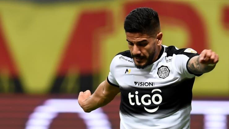 Alvo do Vasco, atacante estrangeiro passa férias no Brasil