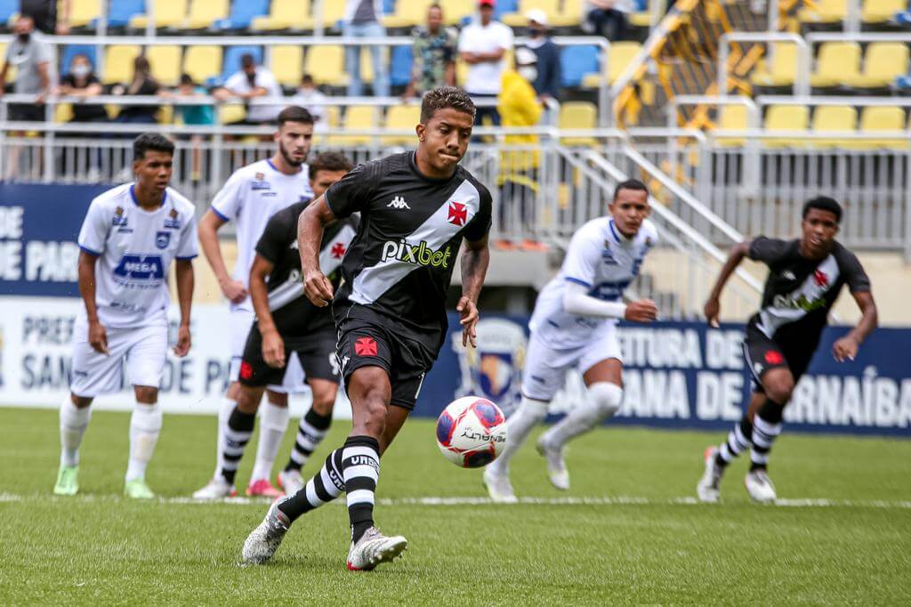 Destaque do Vasco na Copinha, Vinicius exalta preparador, analisa adversário e projeta título do torneio