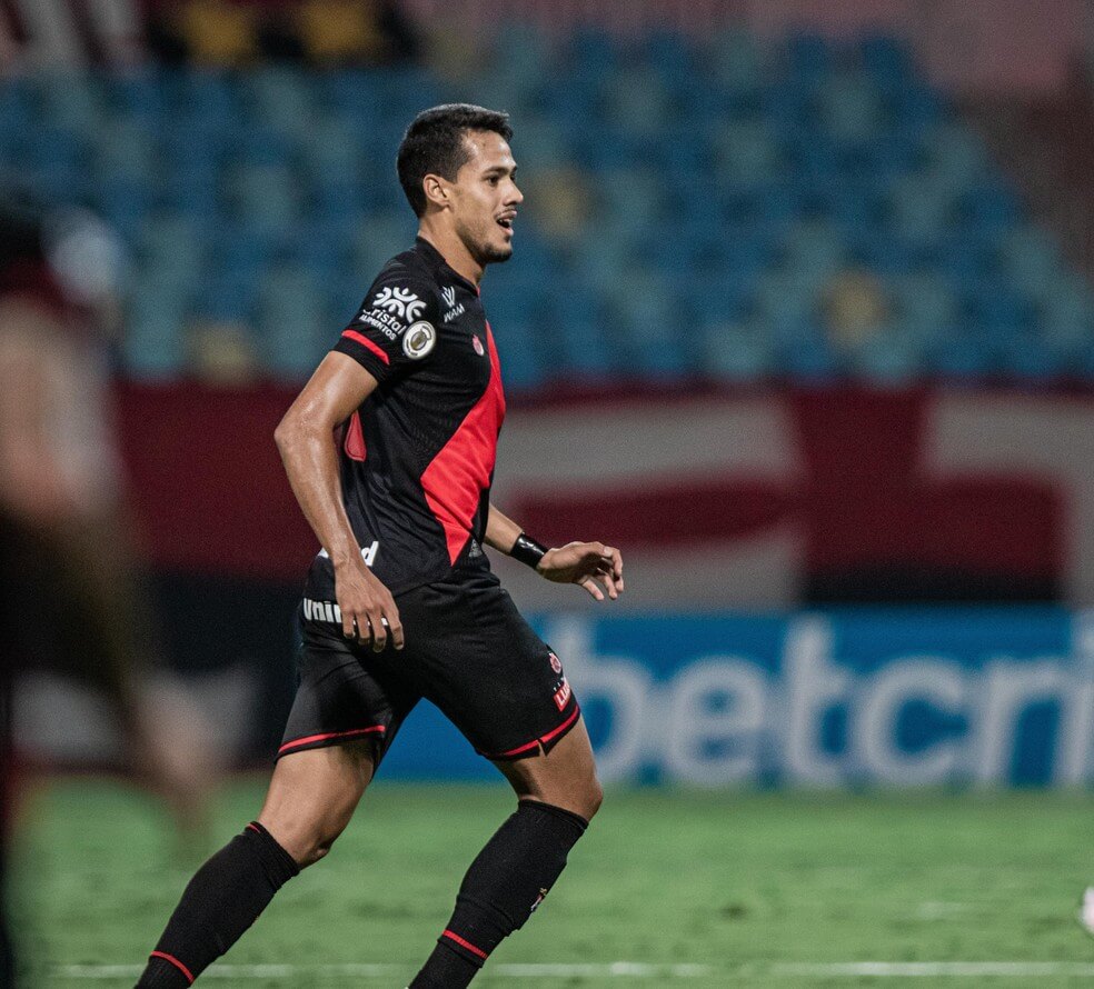 Vasco tem interesse em zagueiro do Atlético-GO