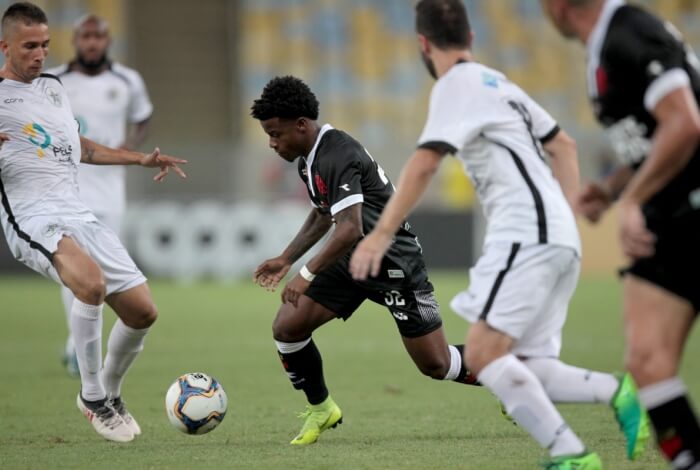 Lucas Santos acerta transferência para o Tombense; Vasco fica com 20% dos direitos econômicos