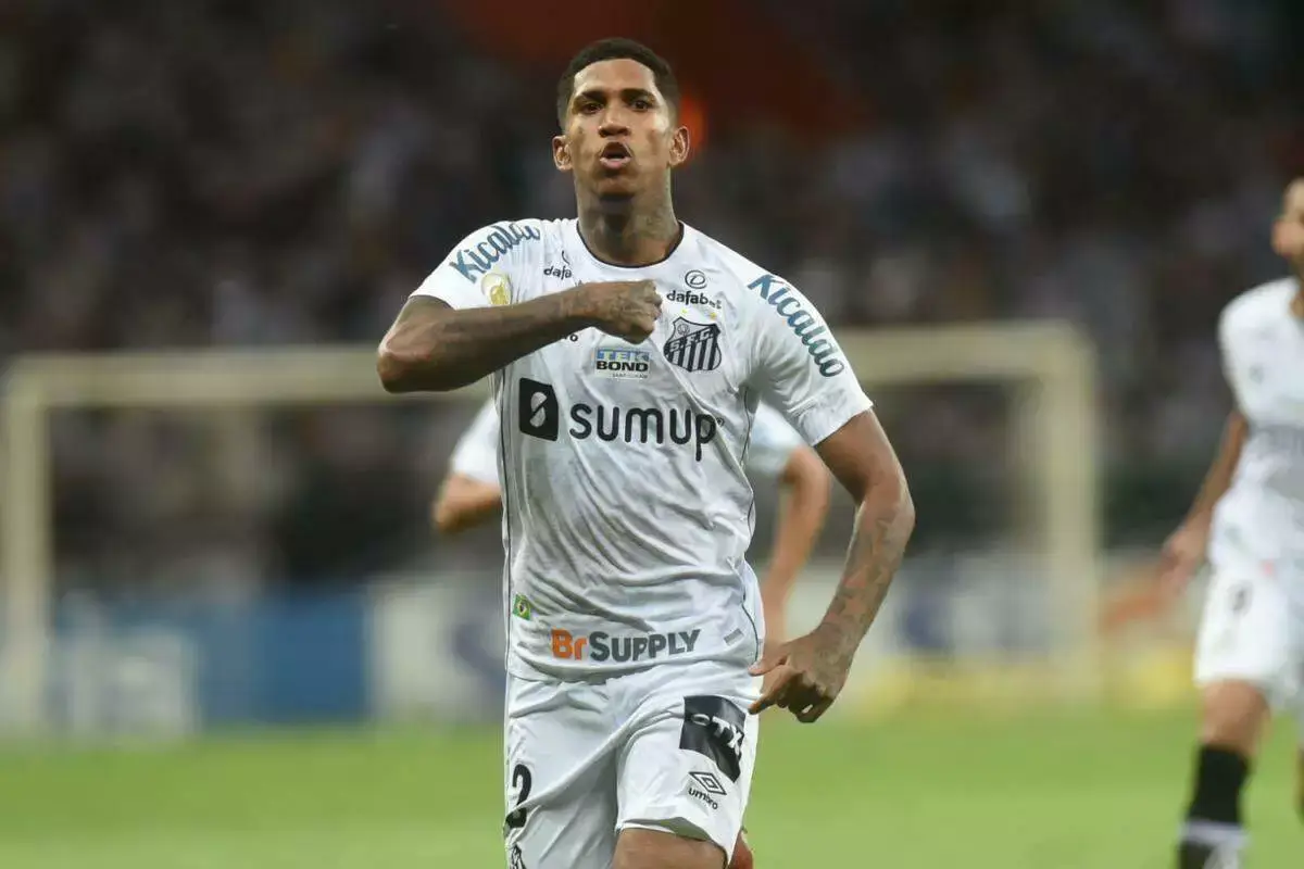 Vasco anuncia a contratação de Raniel