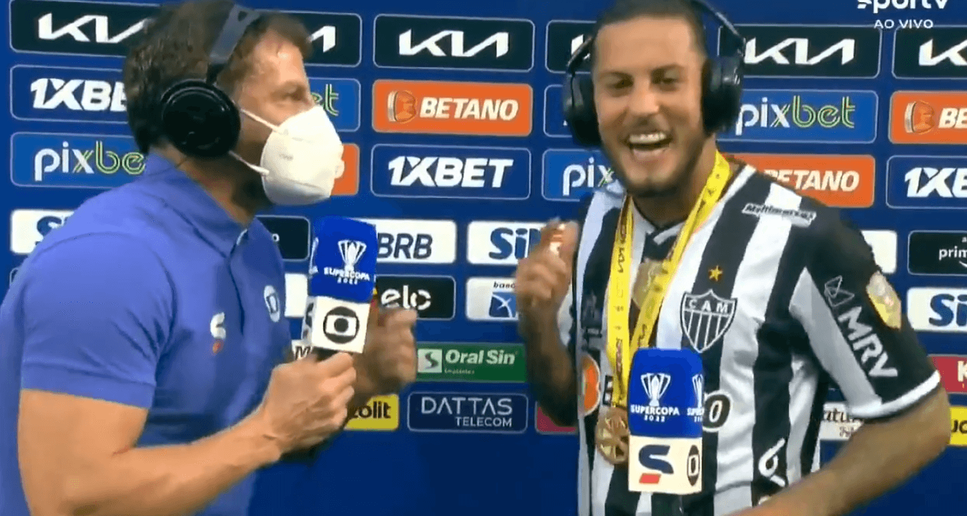 Pedrinho se diverte com Guga após título do Atlético-MG