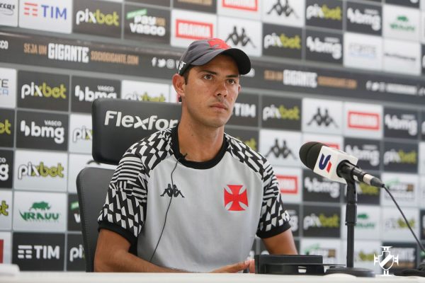 Técnico dos juniores comenta jogo-treino contra o profissional