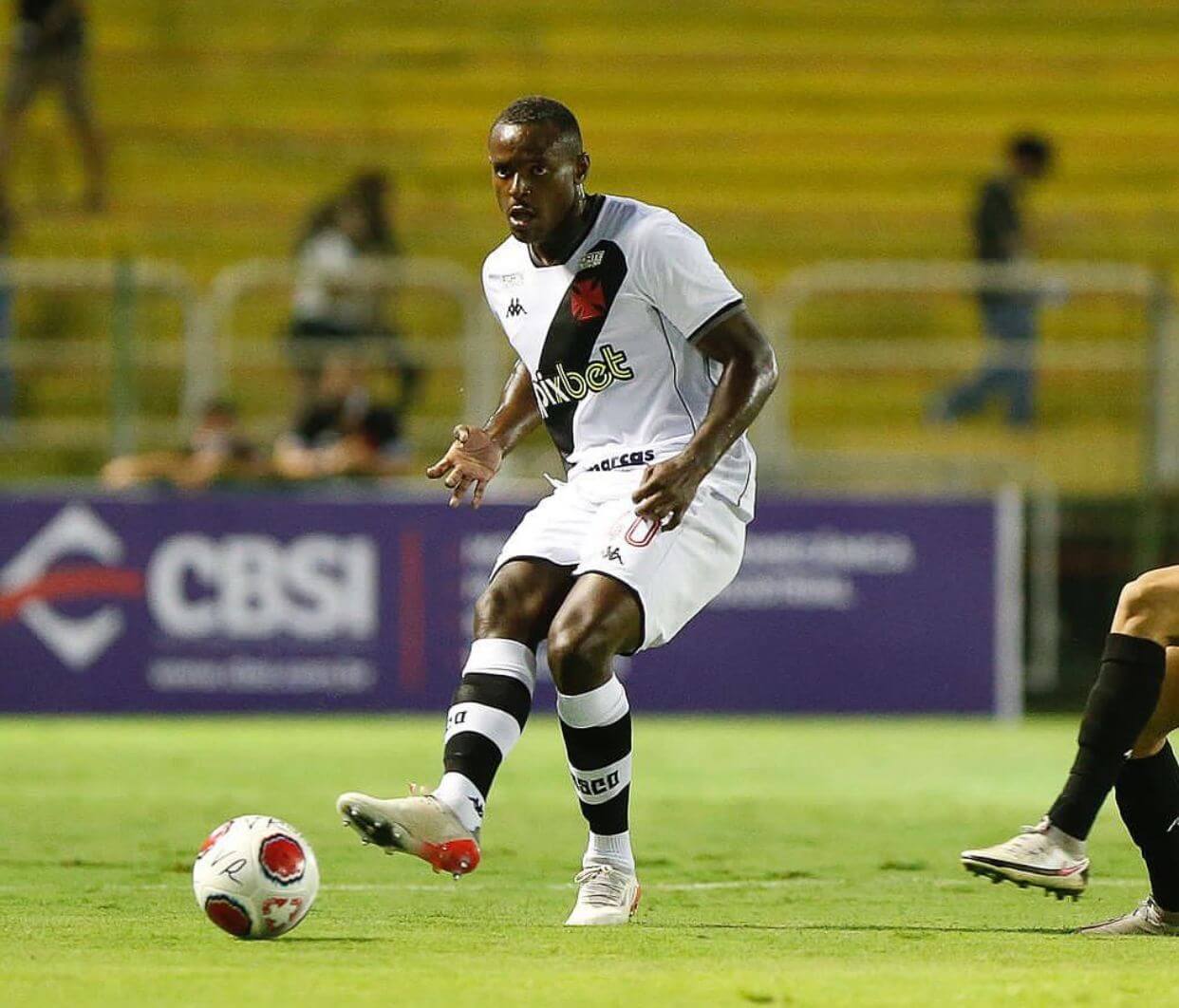 Com dificuldades para contratar zagueiros, Zé Ricardo admite que Ulisses tem condição de ser titular do Vasco