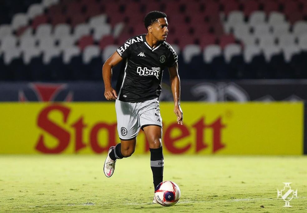 Vasco renova contrato com Miranda; Zagueiro segue suspenso