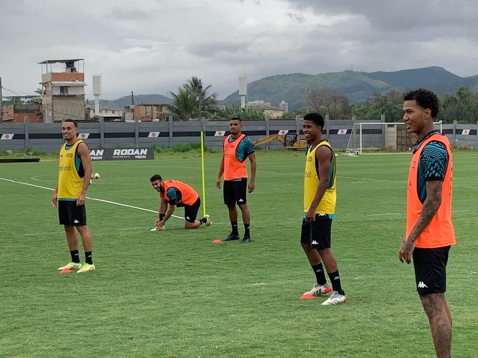 Tarde de treino no Vasco tem reforços, trote em aniversariantes e novidades