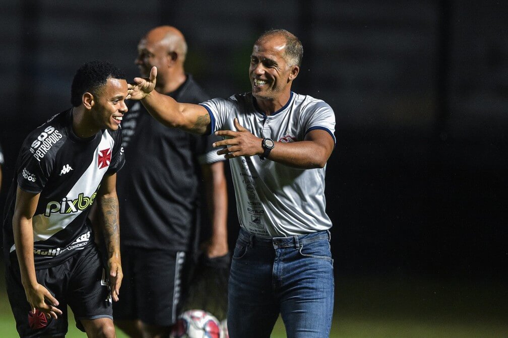 Riquelme fala de encontro com ídolo Felipe: “Ficha ainda nem caiu”