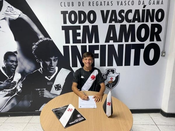 Vasco assina contrato de formação com zagueiro e atacante da base