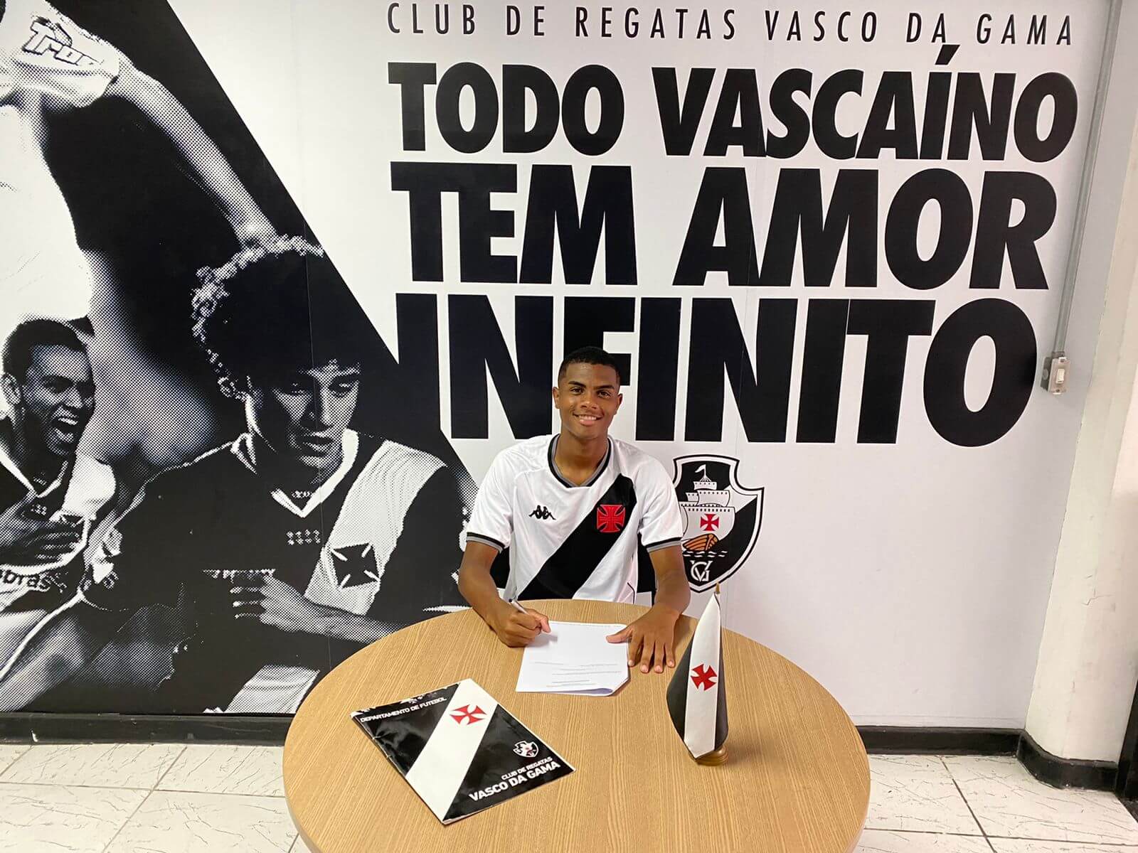 Vasco assina contrato de formação e profissional com jogadores da base