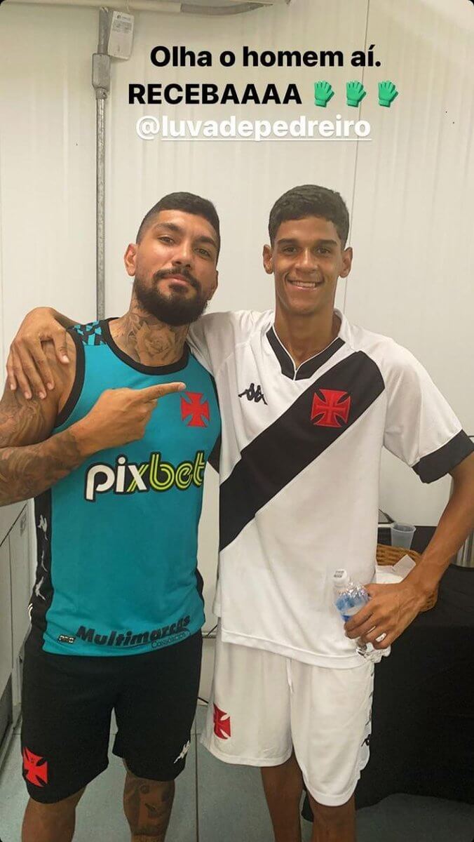 Luva de Pedreiro conheceu o CT Moacyr Barbosa e brincou com o elenco