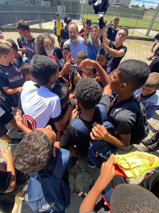 Luva de Pedreiro visita São Januário pela primeira vez com surpresas do Vasco