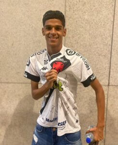 Luva de Pedreiro chega no Rio e vai aparecer na Vasco TV em breve