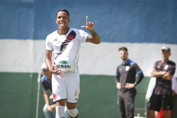 Base: Lateral-esquerdo Julião fala sobre gol, assistências e a chegada da primeira filha