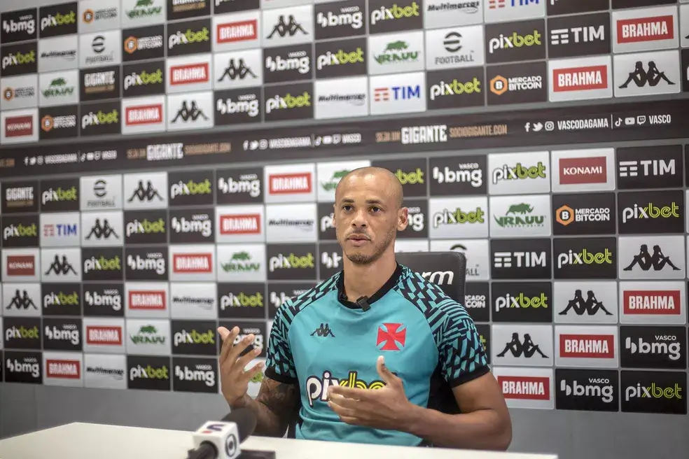 Organizada conversa com jogadores, Zé Ricardo e dirigentes no CT e promete apoio