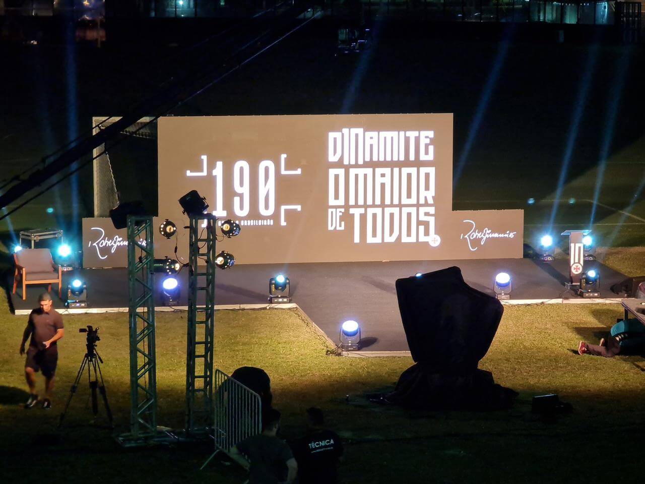 Roberto Dinamite recebe homenagem em São Januário