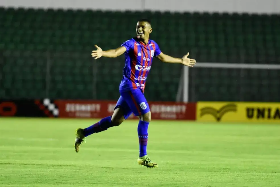 Poder de finalização e goleador… Jornalista e analista avaliam a chegada de Zé Vitor ao Vasco: “Atacante de qualidade”