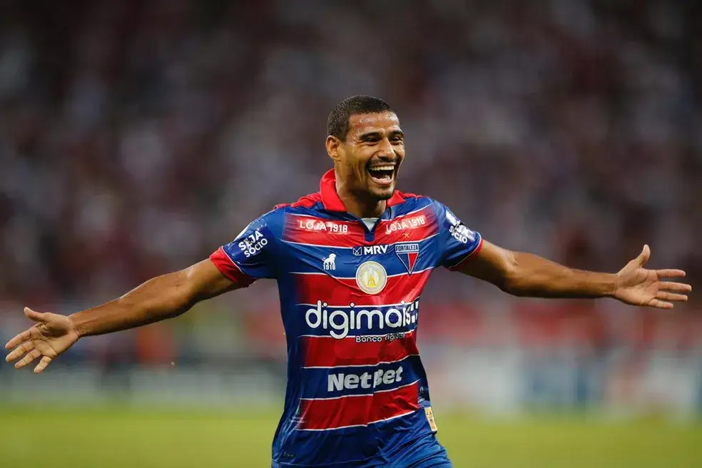 Versátil e bom no jogo aéreo: Um raio-X de Gabriel Dias, novo reforço do Vasco