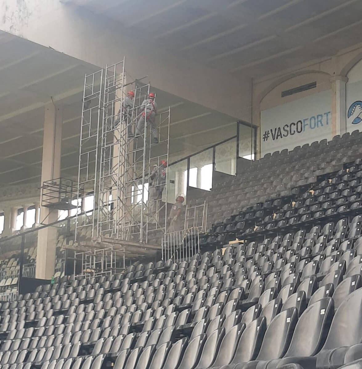 Andaimes do setor vip já estão sendo retirados para Vasco x Bahia