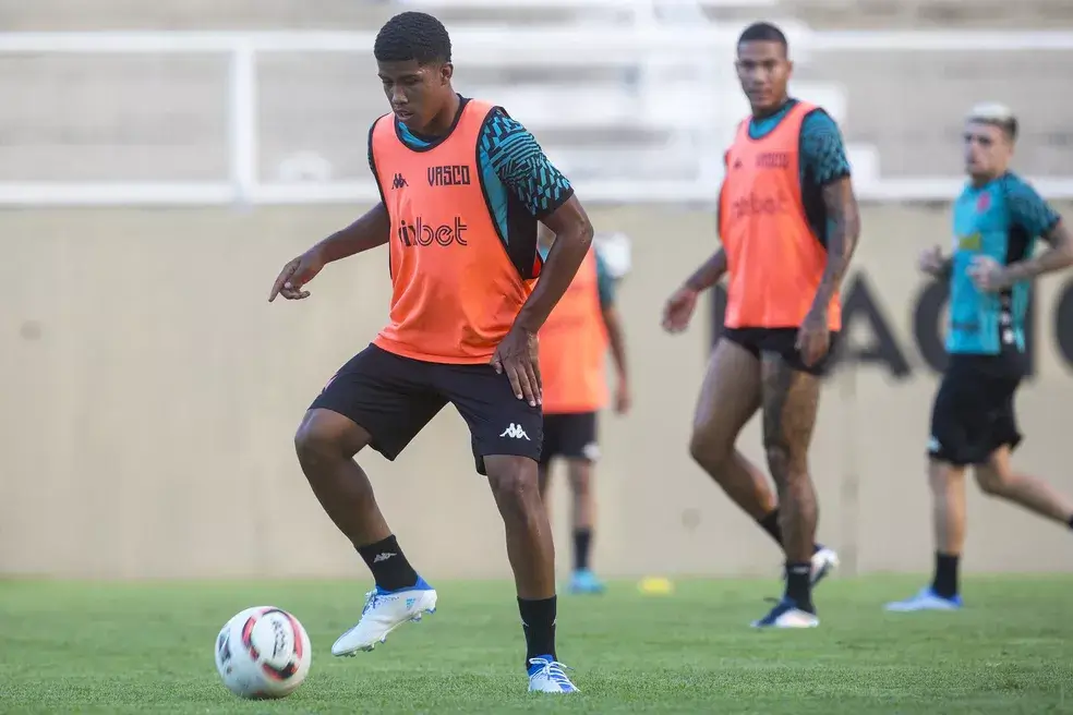 Andrey Santos chega à maioridade com status de titular e negociações avançadas por renovação com o Vasco