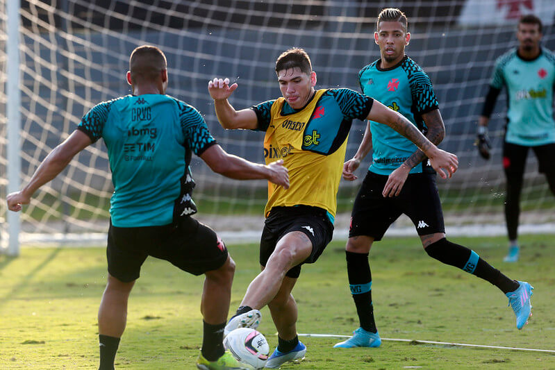 Palacios não participa de treino no CT e se torna dúvida para a partida contra o Bahia