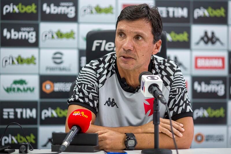 Zé Ricardo projeta jogo contra o Bahia e elogia torcida vascaína: "São Januário vira um caldeirão quando ela está do nosso lado"