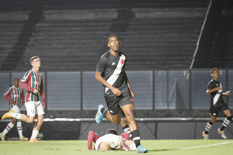 Deco indica Rayan e Barcelona almeja a promessa do Vasco