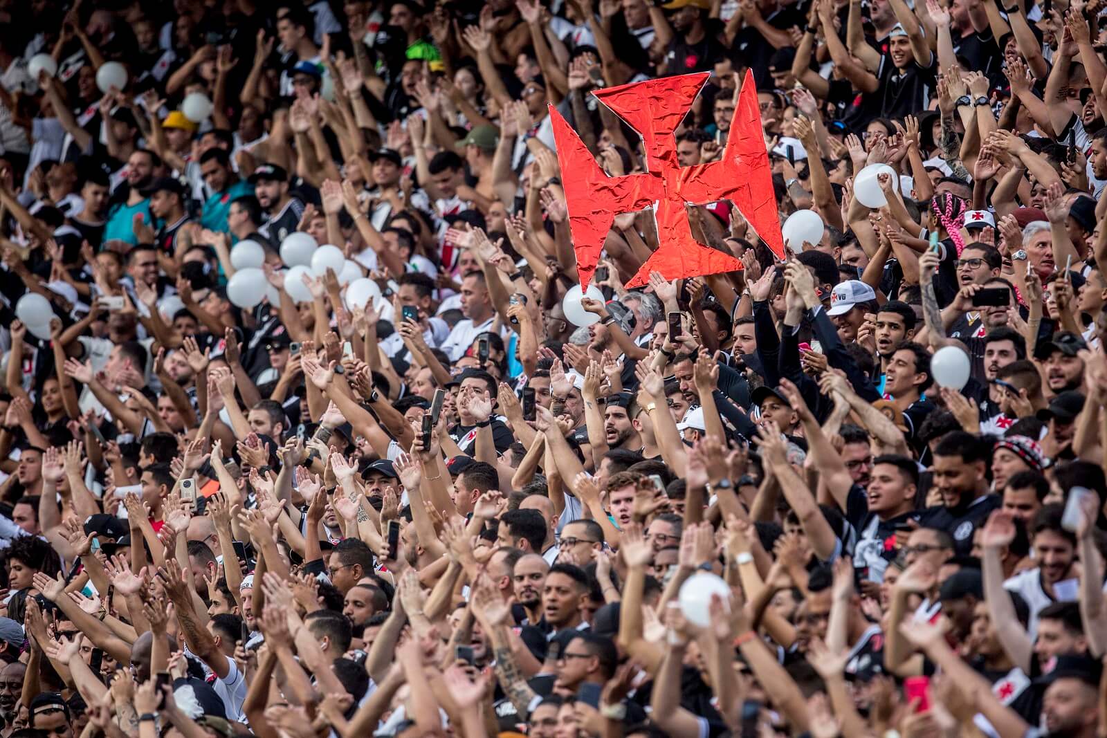 Vasco vence o Bahia com São Januário lotado e entra no G4