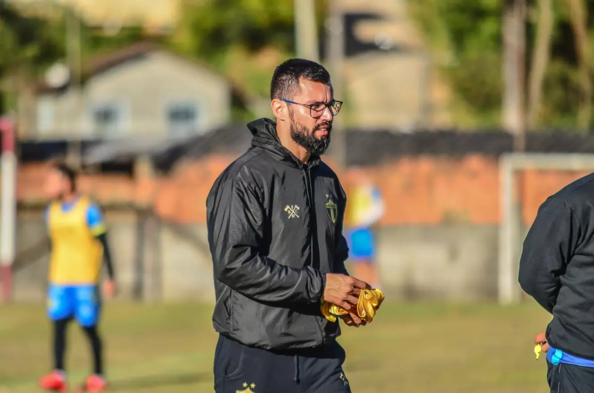 Técnico do Brusque deve mudar time para jogo contra o Vasco 